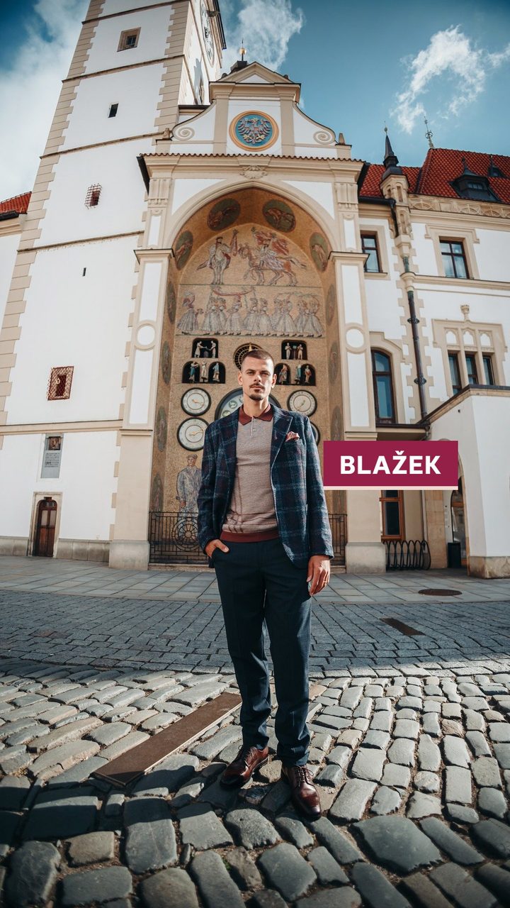 Popisek BLAŽEK u saka před olomouckou radnicí